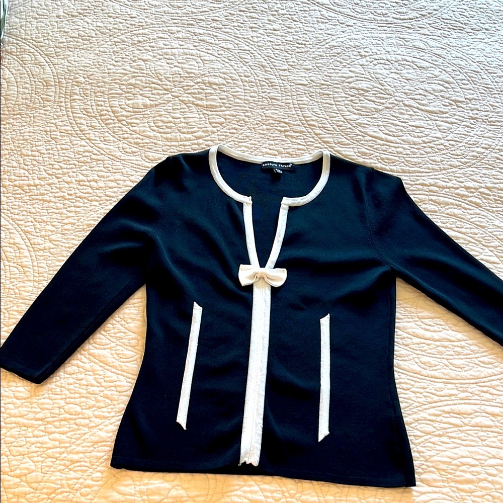 Carolyn Taylor Black quarter sleeve top with White Trim, size small